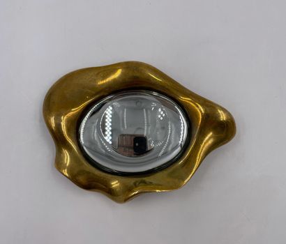 Paul OUDET (XXème siècle) 
Petit miroir en bronze doré et verre taillé
Signé «Paul...