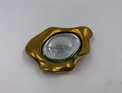 Paul OUDET (XXème siècle) 
Petit miroir en bronze doré et verre taillé
Signé «Paul...