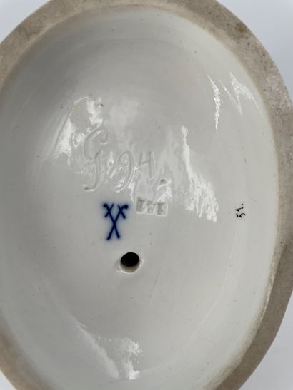 MEISSEN, XIXe siècle 
Le repos du jeune bûcheron
Figure en porcelaine polychrome...