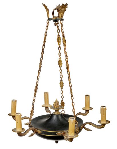 null Suspension en bronze à double patine en forme de lampe antique surmontée d'une...