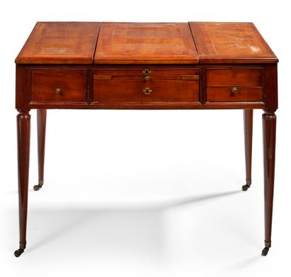 null Mahogany and mahogany veneer dressing table opening with three flaps, two drawers...