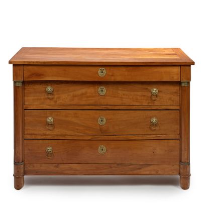 null Commode en bois fruitier ouvrant par quatre tiroirs. Montants en demicolonnes...