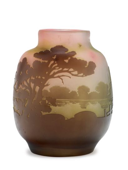 null ÉTABLISSEMENTS GALLÉ

Vase en verre doublé à décor dégagé à l'acide d'un paysage...