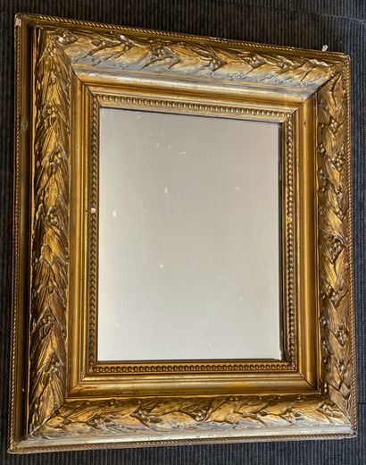 Miroir en bois doré à décor d’une frise de...