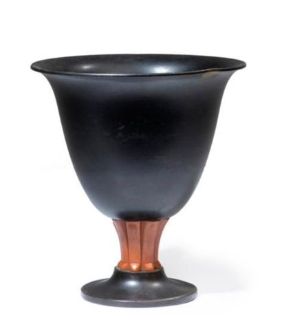 null EVAN JENSEN (XXème)

Vase sur piédouche en bronze et bakélite ambrée Signé et...