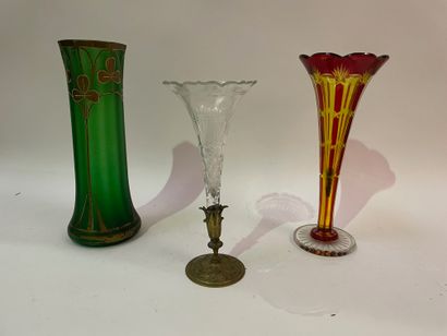 null Deux vases cornets et un vase à pans

H : 38 cm