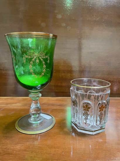 null Un verre à pied en verre coloré verre à décor doré de guirlandes et un gobelet...