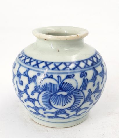 Petit vase en porcelaine Chine  H. 7 cm