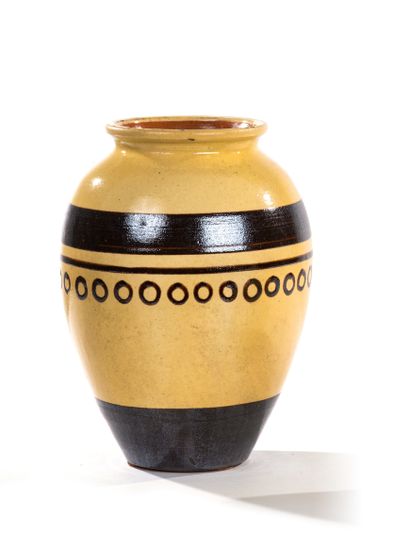 null PRIMAVERA

Vase balustre en céramique émaillée beige à décor de frises brunes Signé...