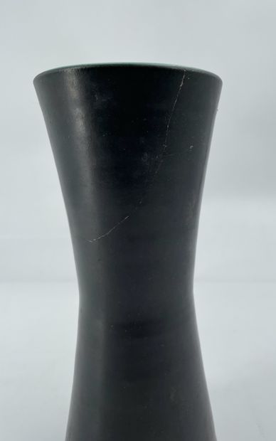 null Pol CHAMBOST (1906 - 1983)

Vase en céramique émaillée noire et intérieur blanc

Signé...