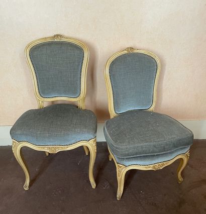 null Deux chaises en bois mouluré et sculpté relaqué gris.

Style Louis XV