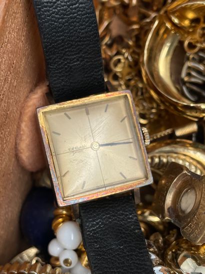 null 
Ensemble de bijoux fantaisie dans une boite en loupe orné d’un blason « Prix...