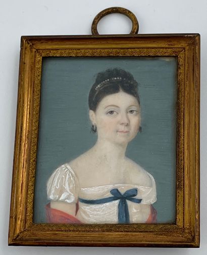 null Ecole française 

Portrait de femme à la robe blanche soulignée d’un ruban bleu...