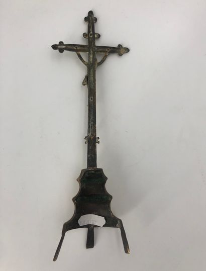 null Crucifix en métal doré  H. 23 cm  Usures
