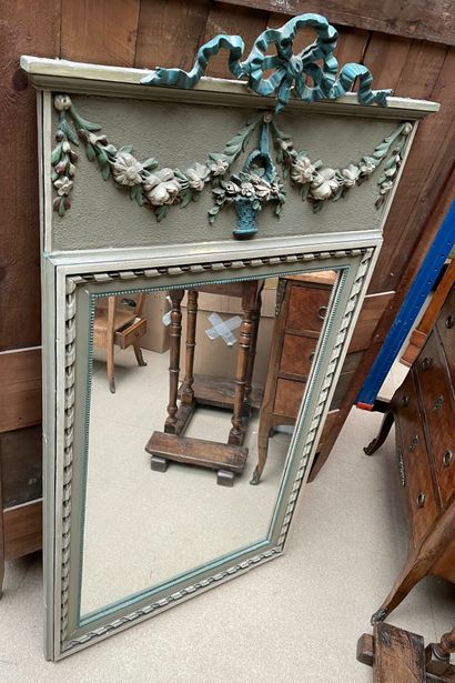 null Deux miroirs en bois laqué dont un blanc et un vert à décor de fleurs  H. 100...