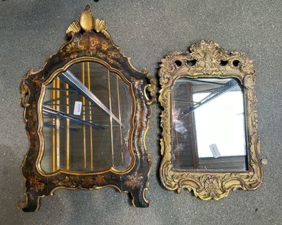 Deux miroirs en bois doré et peint. 
H de...