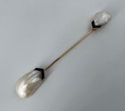 Broche composé de deux perles baroque