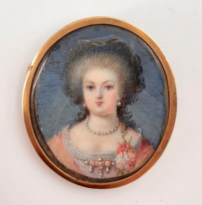 null Miniature représentant un portrait de dame au collier de perles monté en broche...