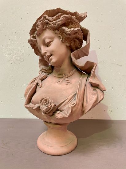 null LEMAIRE  Buste d’une élégante à la rose  Plâtre sur socle  H. 50 cm  Très légères...