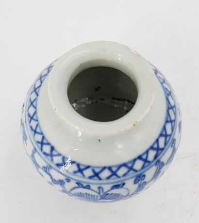 null Petit vase en porcelaine Chine  H. 7 cm