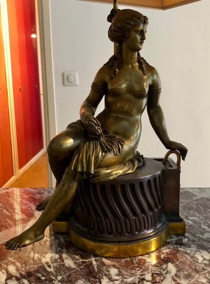 null Lampe en bronze à double platine brune et doré à décor à l’antique de femme...