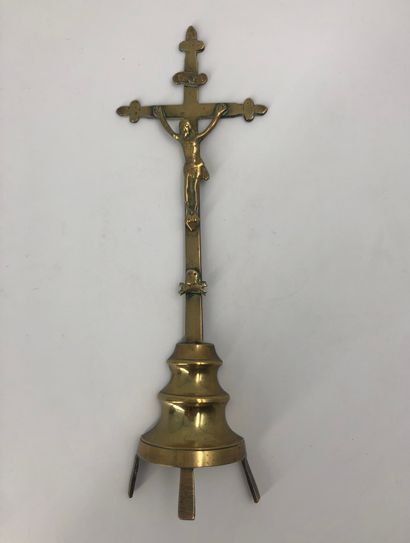 Crucifix en métal doré  H. 23 cm  Usures