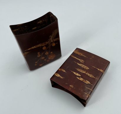null Japon  Boîte en laque à décor d’une branche d’amandier  H. 8 cm