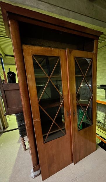 null Armoire en bois de placage à deux portes vitrées

198 x 120 x 50 cm

Sauts de...