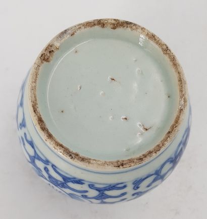 null Petit vase en porcelaine Chine  H. 7 cm