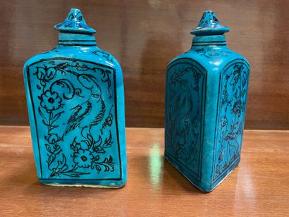 Deux carafes en céramique bleue à décor d’oiseau...