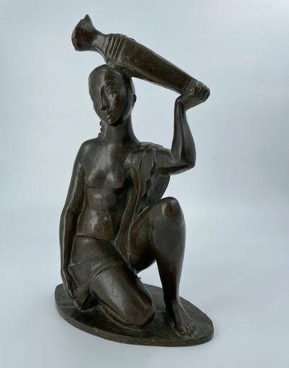null Sculpture à figure d’une femme africaine portant une cruche

Epreuve en bronze...