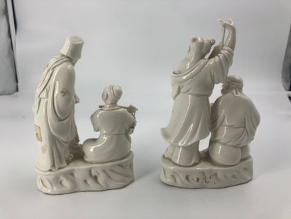 null Deux groupes représentant deux immortels en porcelaine émaillée blanc Chine...