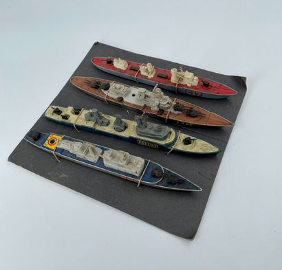 Ensemble de quatre croiseurs miniatures