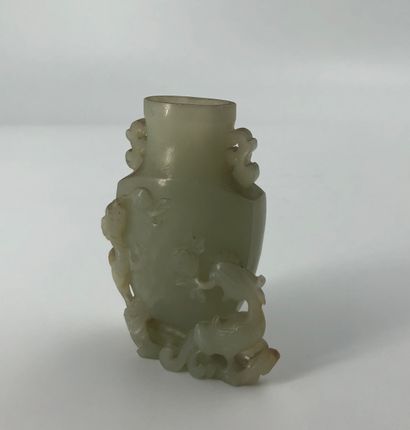 null Petit vase en jade à décor d’un dragon et d’un phénix

Chine

H. 8 cm 

(ég...
