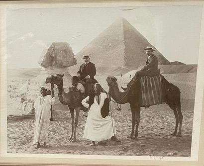 null Deux photographies anciennes : 

- Soldat

- Vue d’Egypte, dédicacée en bas...