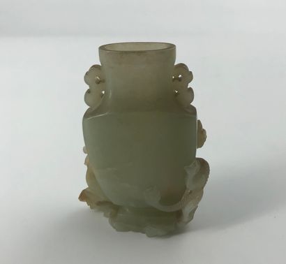 null Petit vase en jade à décor d’un dragon et d’un phénix

Chine

H. 8 cm 

(ég...