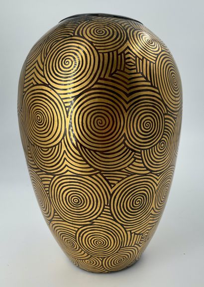 null Jean DUNAND (dans le goût de)

Vase en laque dorée à motif de spirales 

Trace...