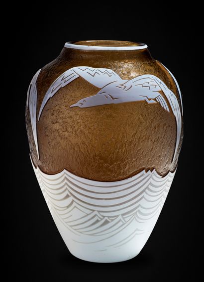 DAUM NANCY FRANCE 


Seagulls



Exceptional vase in thick black and milky white...
