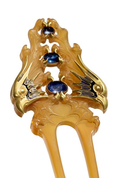 RENE LALIQUE (1860-1945) 


Rare et exceptionnel peigne en corne sculptée, or jaune...