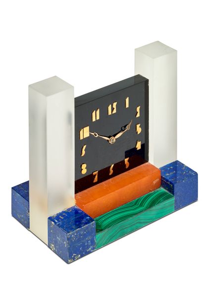 JEAN FOUQUET (1899-1984) Rare pendule moderniste en onyx, cristal, cornaline, lapis...