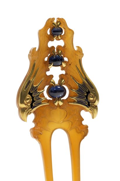 RENE LALIQUE (1860-1945) 


Rare and exceptional comb in carved horn, yellow gold...