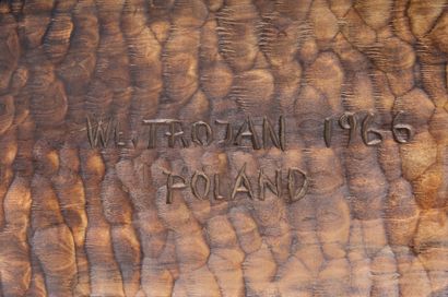 W. TROJAN (XXème) 


Banc zoomorphe en en bois naturel travaillé à la gouge à dossier...