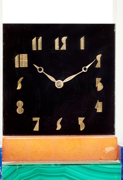 JEAN FOUQUET (1899-1984) 


Rare pendule moderniste en onyx, cristal, cornaline,...