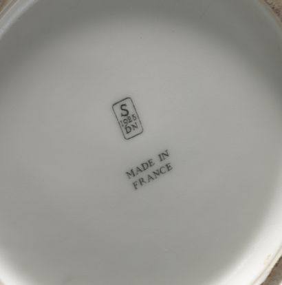 Manufacture nationale de SÈVRES 
Important pot couvert forme «Ormesson» en porcelaine...