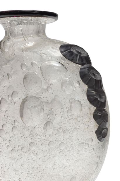SCHNEIDER FRANCE 


Petals



Vase on pedestal in translucent bubble glass decorated...