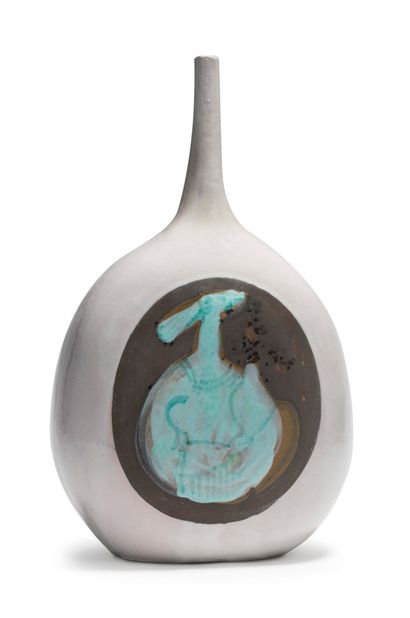 JACQUES INNOCENTI (1926-1958) 
Vase soliflore en céramique émaillée blanche nuancée...