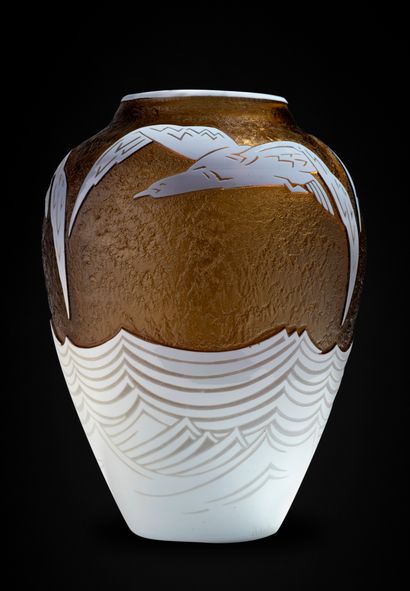 DAUM NANCY FRANCE 


Mouettes



Exceptionnel vase en verre épais teinté noir et...