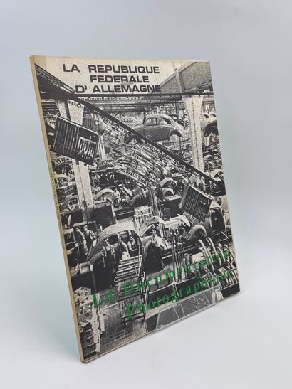 null 4 Volumes : 

- "LA DOCUMENTATION PHOTOGRAPHIQUE, DOSSIER 5-312 ET 313 : LA...