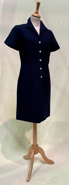 null Givenchy boutique

Navy blue dress with a small point collar, closed on the...