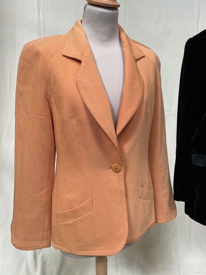 null Ensemble de deux vestes : 

LOUIS FERRAUD : veste orange fermée sur le devant...
